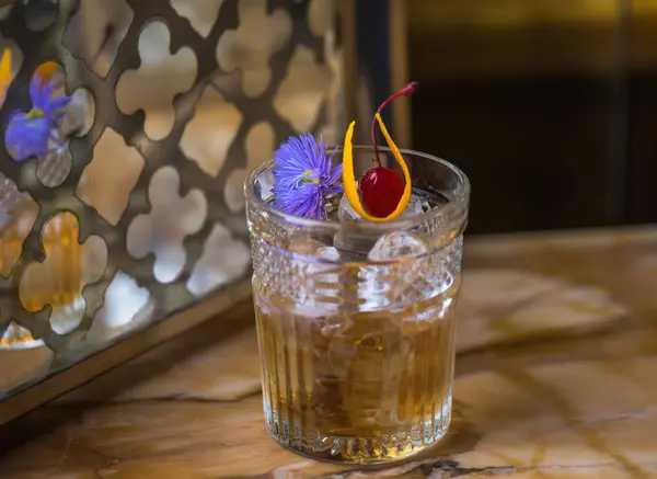 Nahaufnahme Von Glas Mit Köstlichem Cocktail Kirsche Und Blume Auf — Stockfoto