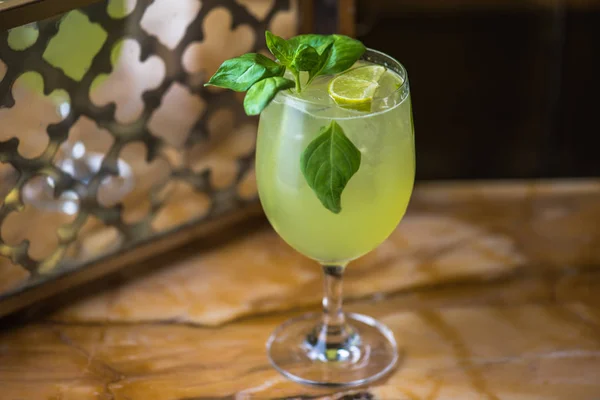 Vue Rapprochée Délicieux Cocktail Aux Feuilles Menthe Citron Vert Verre — Photo