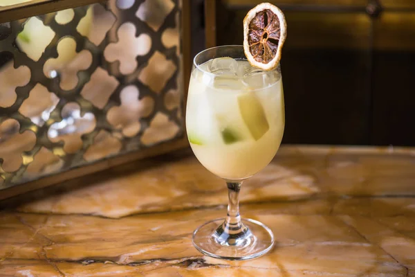 Vaso Con Delicioso Cóctel Con Cubitos Hielo Rodajas Cítricos Sobre — Foto de Stock