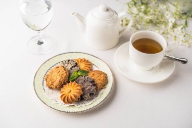 Beyaz masada çay fincan ı ile lezzetli bisküvi