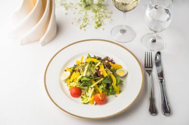 Bıldırcın yumurta beyaz masa Restaurant'ta tabakta servis ile taze sebze salatası