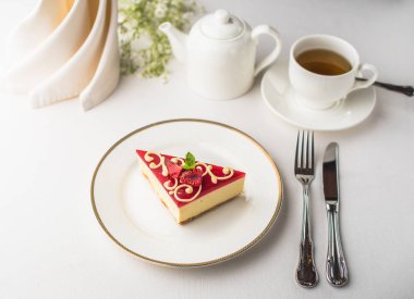 Ahududu ve çay ile lezzetli peynirli kek yakından görmek 