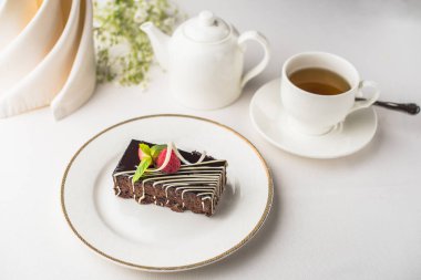 Ahududu ve çay ile lezzetli çikolata tatlı masasında görmek 