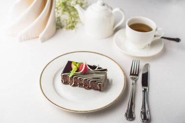 Ahududu ve çay ile lezzetli çikolata tatlı masasında görmek 