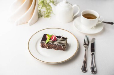 Ahududu ve çay ile lezzetli çikolata tatlı yakından görmek