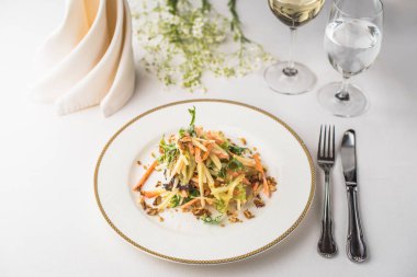 Beyaz masa Restaurant'ta tabakta servis taze sebze salatası