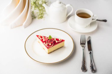 Ahududu ve çay ile lezzetli peynirli kek yakından görmek 