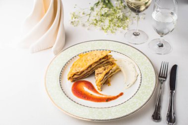 Plaka restoran beyaz tablo üzerinde lazanya domates sosu ile servis