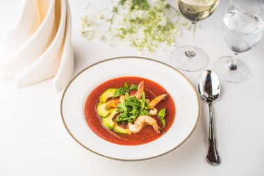 Beyaz plaka restoran avokado ve domates sosu ile deniz ürünleri yemek