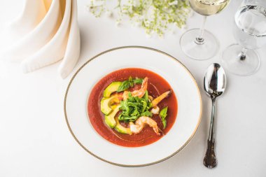 Beyaz plaka restoran avokado ve domates sosu ile deniz ürünleri yemek