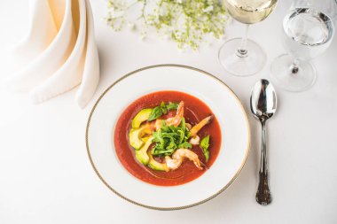 Beyaz plaka restoran avokado ve domates sosu ile deniz ürünleri yemek