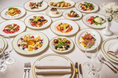Çok lezzetli yemekler, tabak, çatal, bıçak, beyaz masa örtüsü gözlük ile restoran tablo