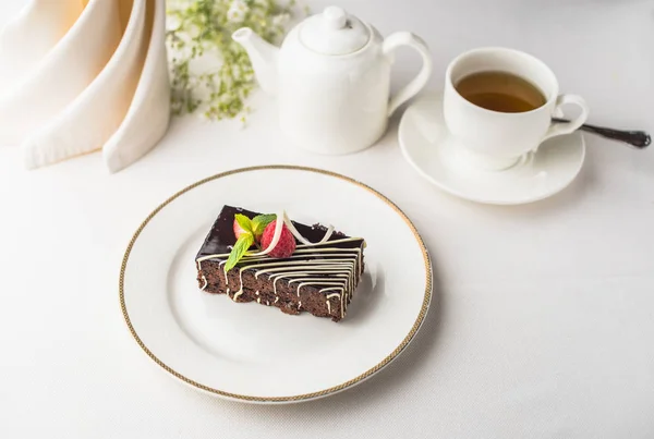 Vista Perto Deliciosa Sobremesa Chocolate Com Framboesas Xícara Chá Mesa — Fotografia de Stock