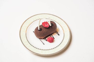 Ahududu ile lezzetli çikolata tatlı beyaz tabakta görmek