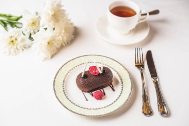 Ahududu, çiçek ve çay lezzetli çikolata tatlı yakından görmek  