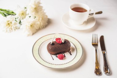 Ahududu, çiçek ve çay lezzetli çikolata tatlı yakından görmek  