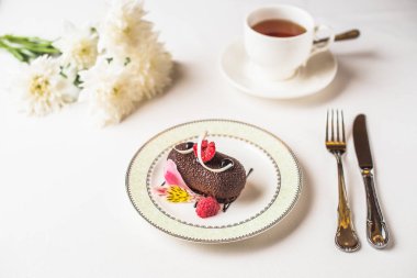 Ahududu ve çay ile lezzetli çikolata tatlı yakından görmek