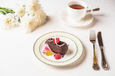 Ahududu ve çay ile lezzetli çikolata tatlı yakından görmek