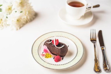 Ahududu ve çay ile lezzetli çikolata tatlı yakından görmek