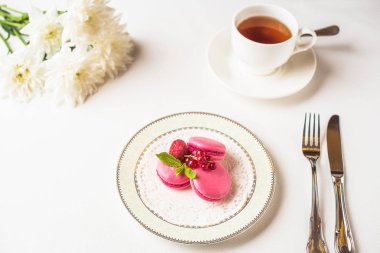 çilek ve çay ile tatlı pembe macarons yakından görmek