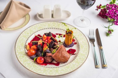 sebze ile lezzetli biftek restoranında beyaz tabakta görmek