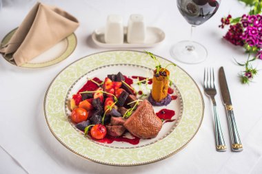 sebze beyaz tabak ve çatal bıçak Restoran tablo ile ile lezzetli biftek