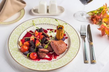 sebze ile lezzetli biftek restoranında beyaz tabakta görmek