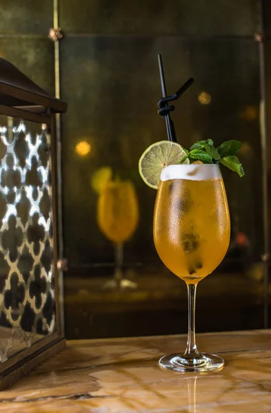 Nahaufnahme Von Köstlichen Cocktails Glas Mit Eis Zitrone Und Minzblättern — Stockfoto