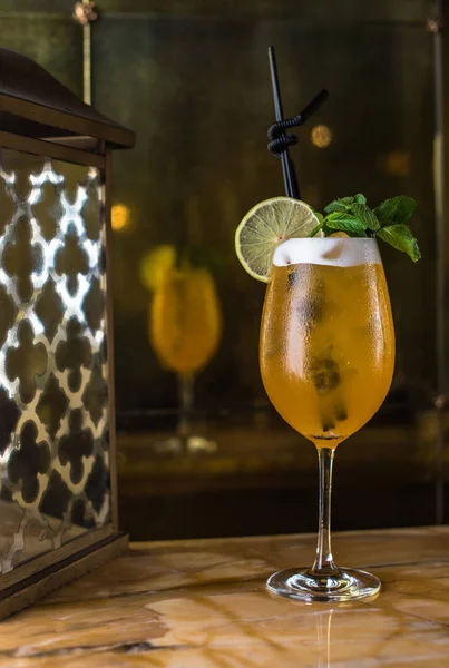 Närbild Läcker Cocktail Glas Med Citron Och Mynta Blad Restaurang — Stockfoto