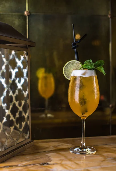 Dricka Glas Med Citron Och Mynta Blad Restaurang Bord — Stockfoto