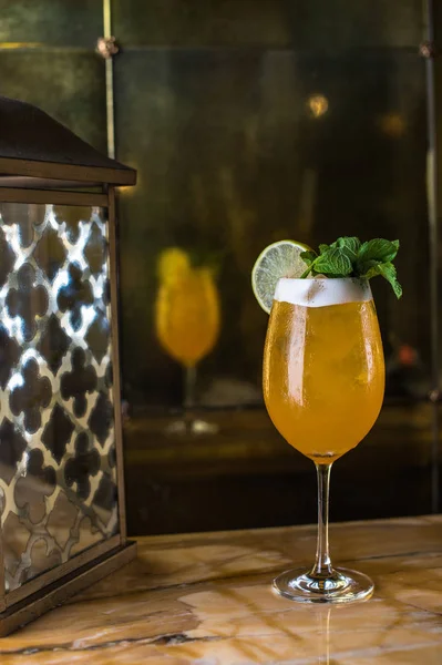 Dricka Glas Med Citron Och Mynta Blad Cocktail Närbild Restaurang — Stockfoto