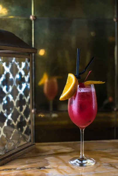 Närbild Läcker Cocktail Glas Med Restaurang Bord — Stockfoto