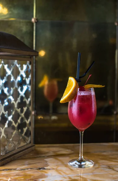 Nahaufnahme Des Köstlichen Cocktails Glas Mit Eis Auf Dem Restauranttisch — Stockfoto