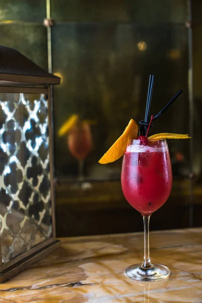 Beber Vaso Con Hielo Cóctel Primer Plano Mesa Del Restaurante —  Fotos de Stock