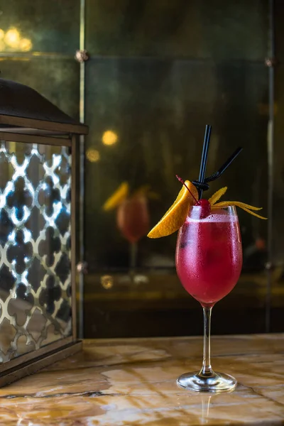 Närbild Läcker Cocktail Glas Med Restaurang Bord — Stockfoto