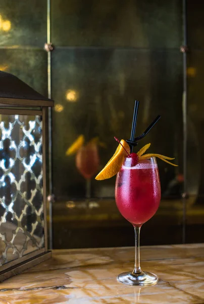 Dricka Glas Med Cocktail Närbild Restaurang Bord — Stockfoto