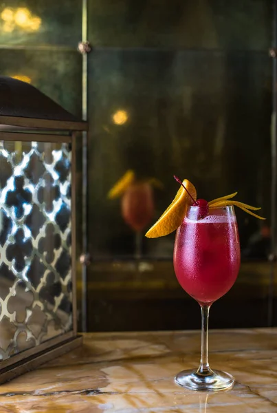 Boire Verre Avec Glace Cocktail Close Sur Table Restaurant — Photo