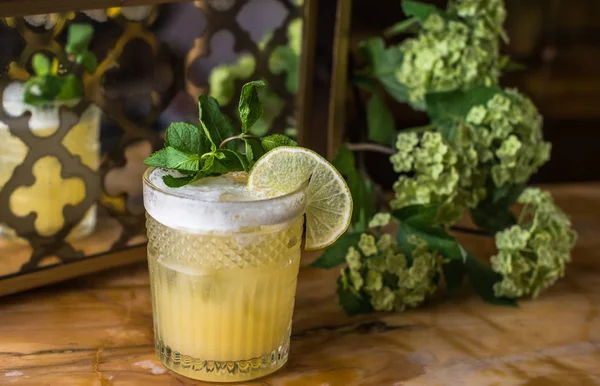 Vista Ravvicinata Deliziosi Cocktail Vetro Con Ghiaccio Limone Foglie Menta — Foto Stock