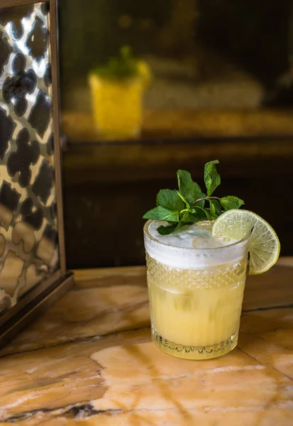 Dricka Glas Med Citron Och Mynta Blad Cocktail Närbild Restaurang — Stockfoto