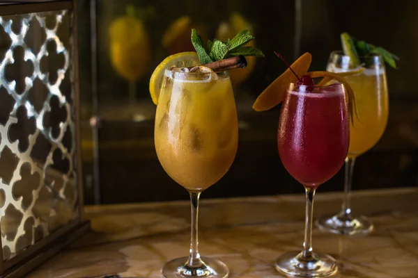 Vista Cerca Vasos Con Deliciosas Bebidas Tropicales Frías Rodajas Cítricos —  Fotos de Stock