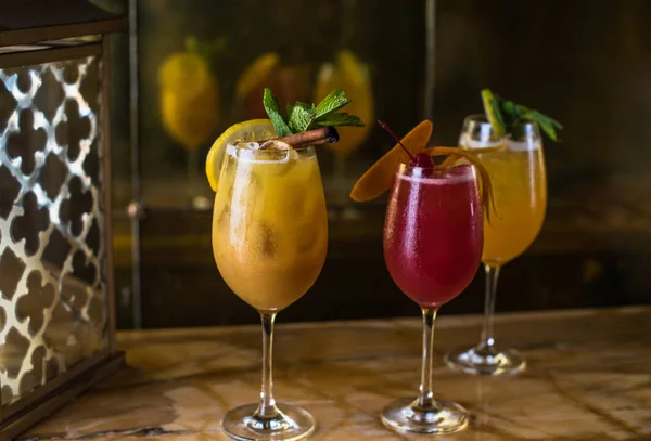 Närbild Glas Med Läckra Kalla Tropiska Drinkar Citrusfrukter Skivor Kanelstänger — Stockfoto