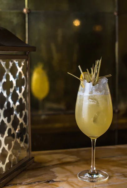 Beber Vaso Con Hielo Cóctel Primer Plano Mesa Del Restaurante — Foto de Stock