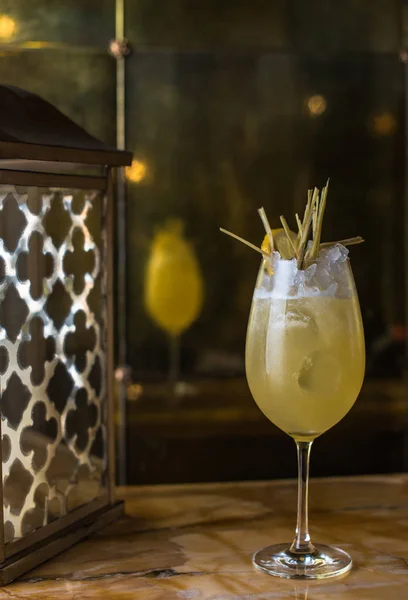 Dricka Glas Med Cocktail Närbild Restaurang Bordet — Stockfoto