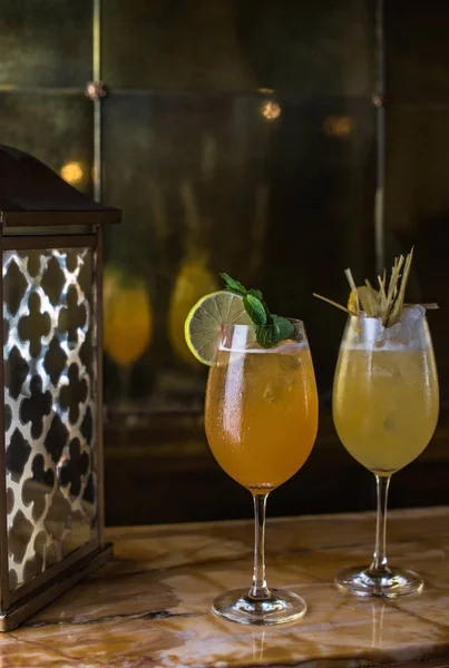 Vista Ravvicinata Bicchieri Con Deliziosi Cocktail Limone Menta — Foto Stock