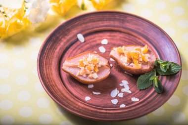 tatlı Karamelize armut ve badem kil plaka üzerinde