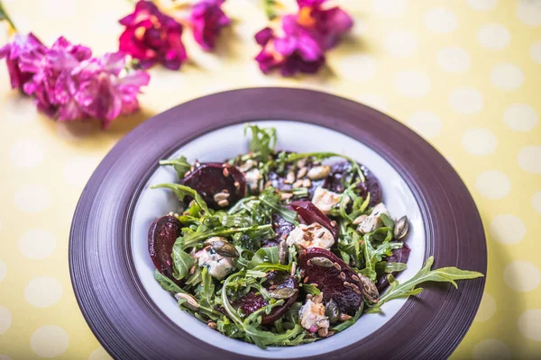 Ensalada Verduras Frescas Con Rúcula Remolacha Servida Plato —  Fotos de Stock