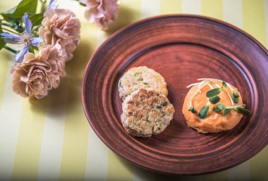 Çizgili Sarı zemin üzerine kahverengi plaka üzerinde kızarmış sebze Beşamel sos ile garnitür