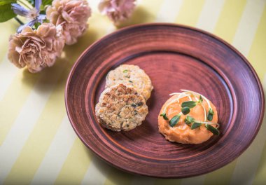 Çizgili Sarı zemin üzerine kahverengi plaka üzerinde kızarmış sebze Beşamel sos ile garnitür