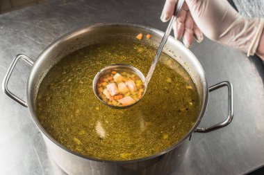 insan el Kepçe haşlanmış sebze çorbası tava üzerinde tutarak Close-Up