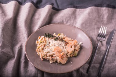 Deniz ürünleri yemek plaka üzerinde pembe peçete